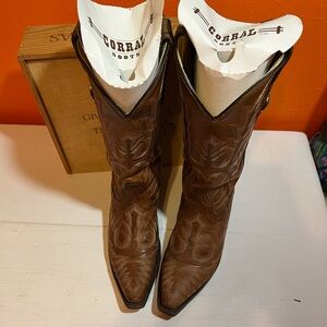Ladies Corral 6M Brown Cowboy boots, great condition, well loved.